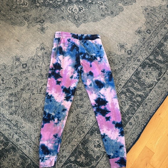 Cute comfy and adorable looking sweatpants! Great for winter season!!! 🌺 - Picture 2 of 2
